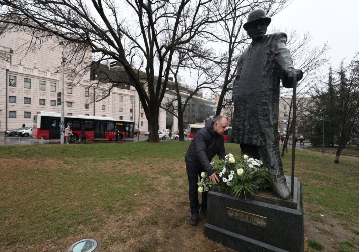 Управник Народног позоришта Светислав Гонцић положио венац на споменик Браниславу Нушићу